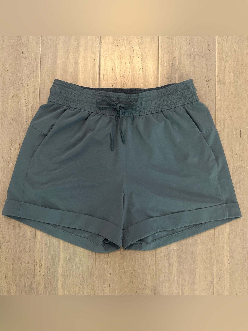 Lululemon Spring Break Away 3” Womens 4 Juniper Green Cuffed Shorts